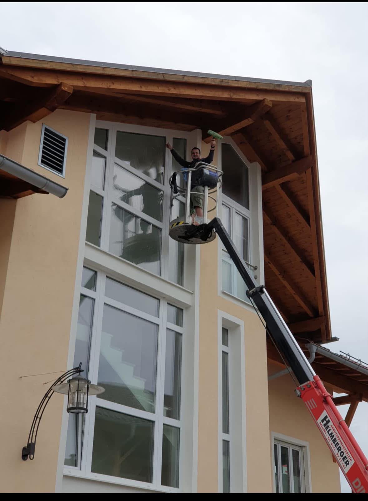 Fassadenreinigung mit Hebebühne