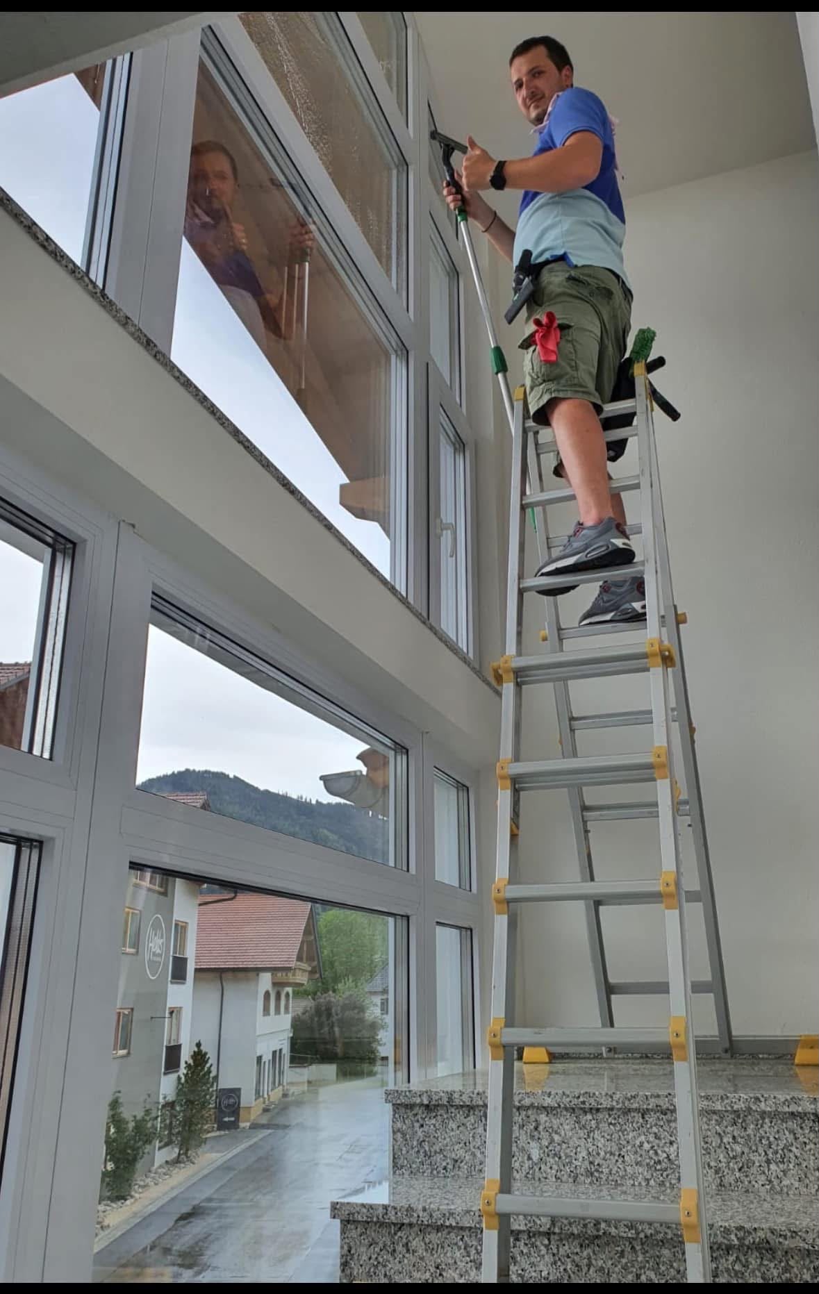 Glasreinigung mit Leiter